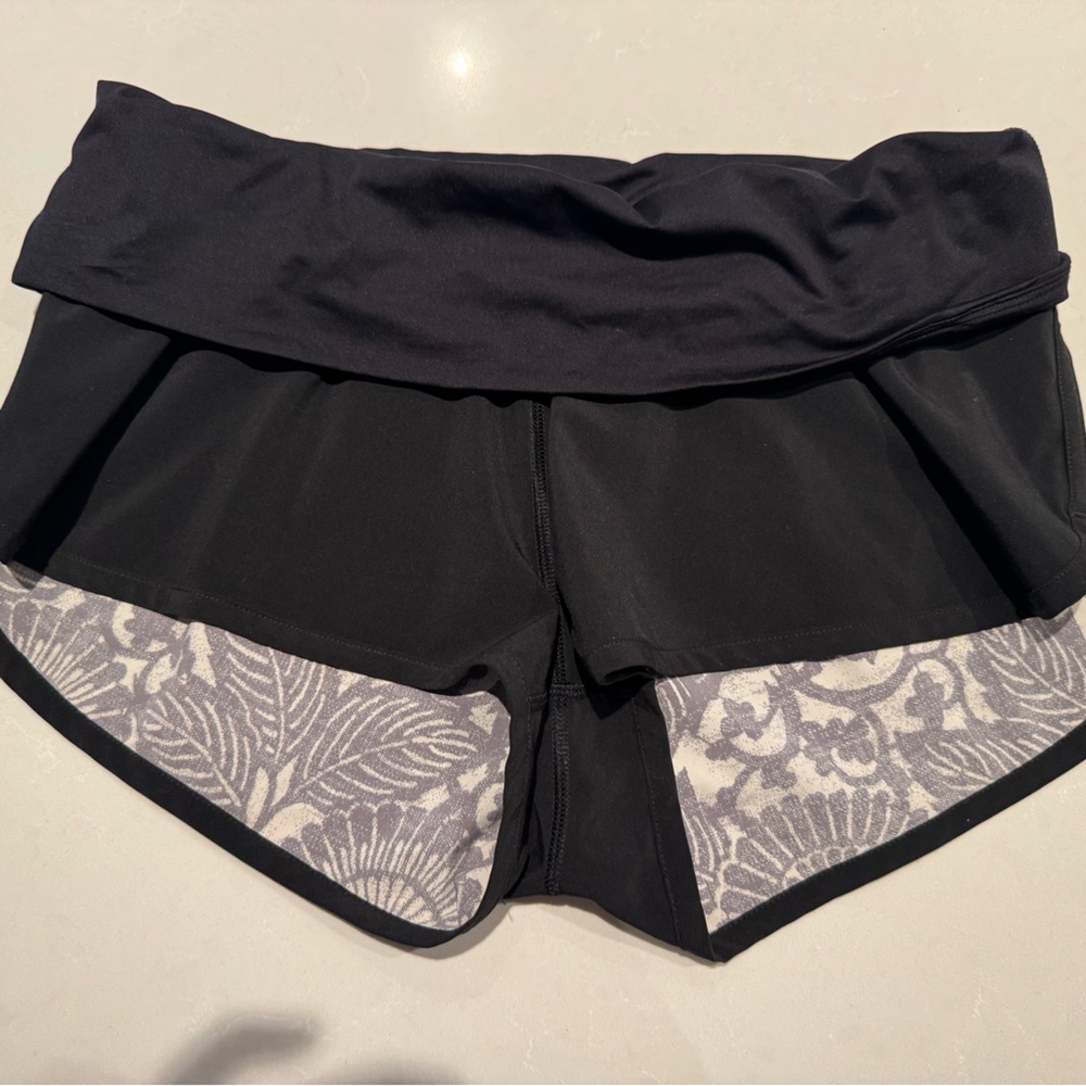 Lululemon Flip Out Boardshort Black / Beachy Floral White Fossil size 6